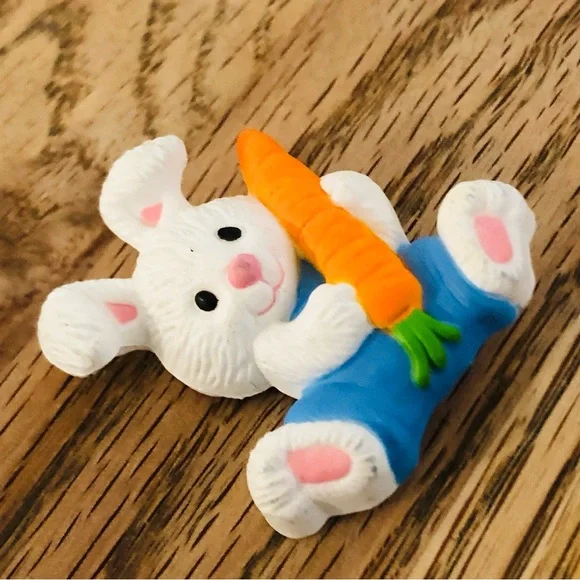 Vintage Brooch - Gibson Rabbit & Carrot Pin, 1993 - Picture 3 of 8